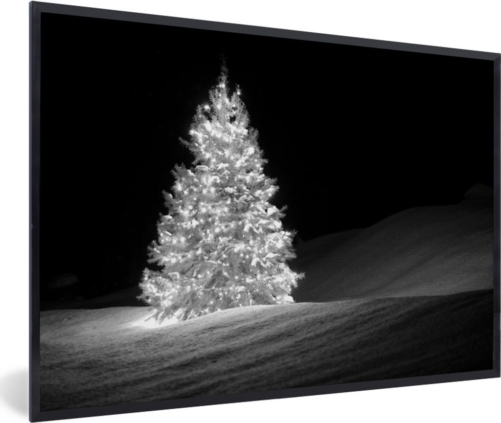 MuchoWow MuchoWow Gerahmtes Poster Ein beleuchteter Weihnachtsbaum bei Nacht - schwarz und weiß 30x20 cm - Poster mit zchwarzem Bilderrahmen -...