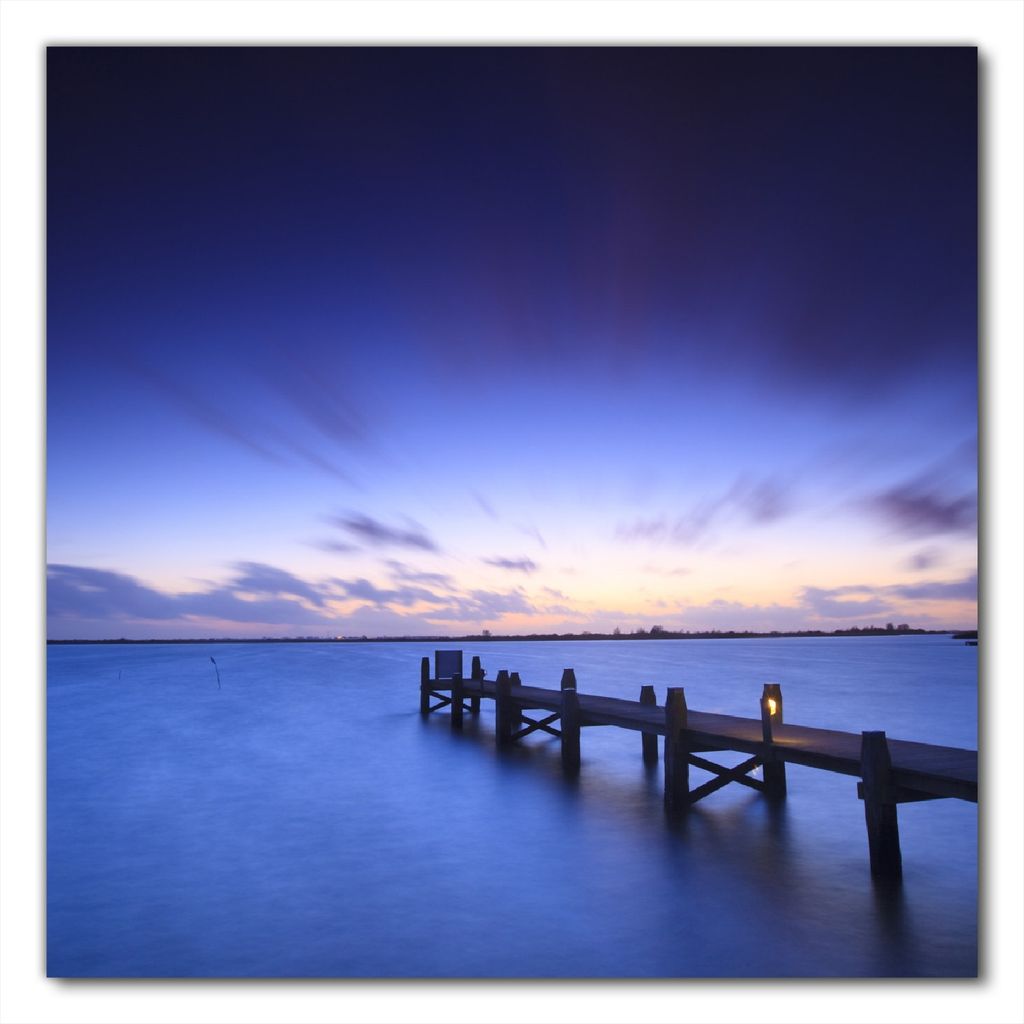 Wallario selbstklebende Möbelfolie/ Tischdecke für Innen und Außen, Größe: 90 x 90 cm - Steg bei Abenddämmerung - Blauer Himmel bei Nacht