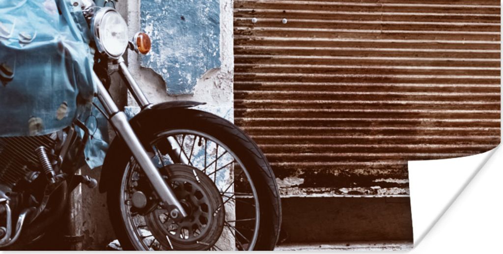 MuchoWow Poster Ein geparktes Motorrad mit einem rostigen Garagentor 80x40 cm - Wanddeko