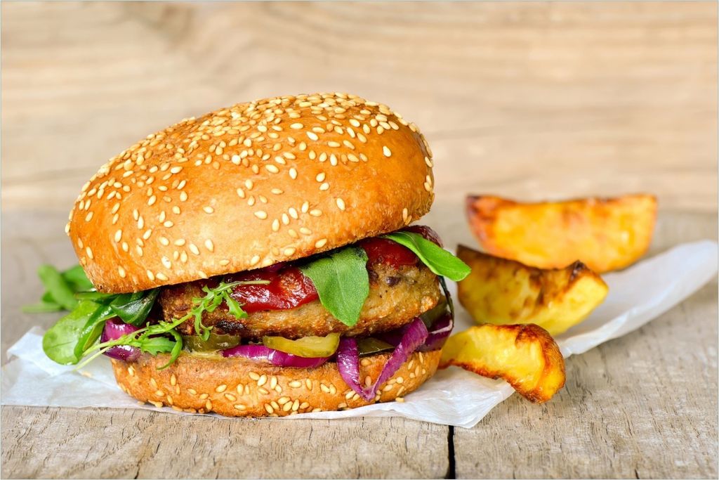 Wallario Premium Glasbild, freischwebende Optik, kräftige Farben, Größe 90 x 60 cm Motiv Burger mit frischem Salat und Pommes