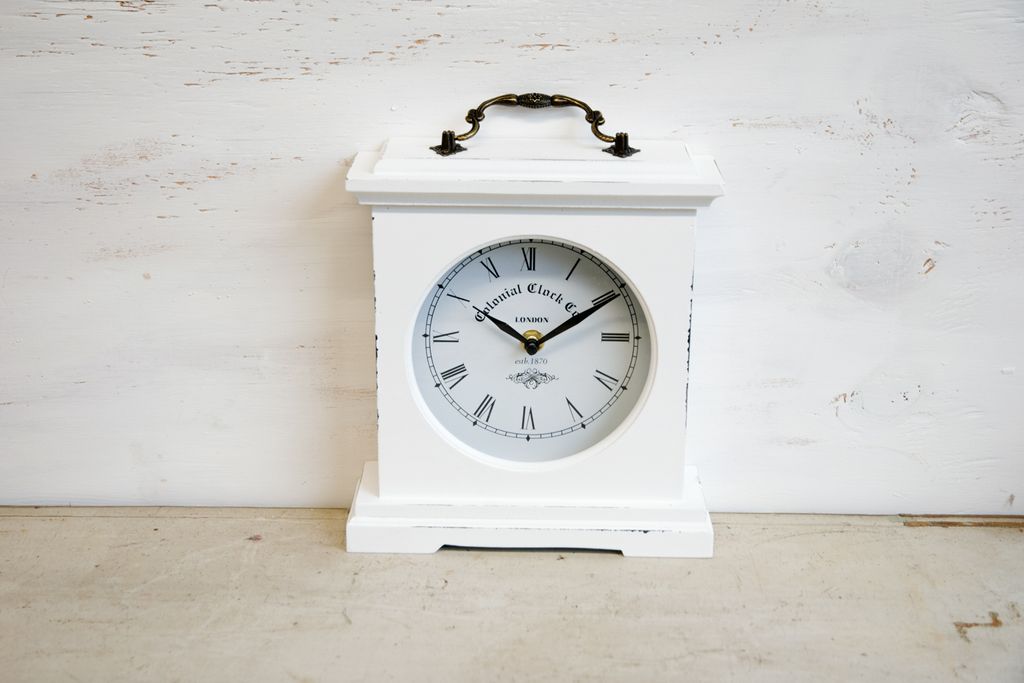 Tischuhr Betty Analog Weiß Vintage Look 24cm Aus Holz und Produktbild 