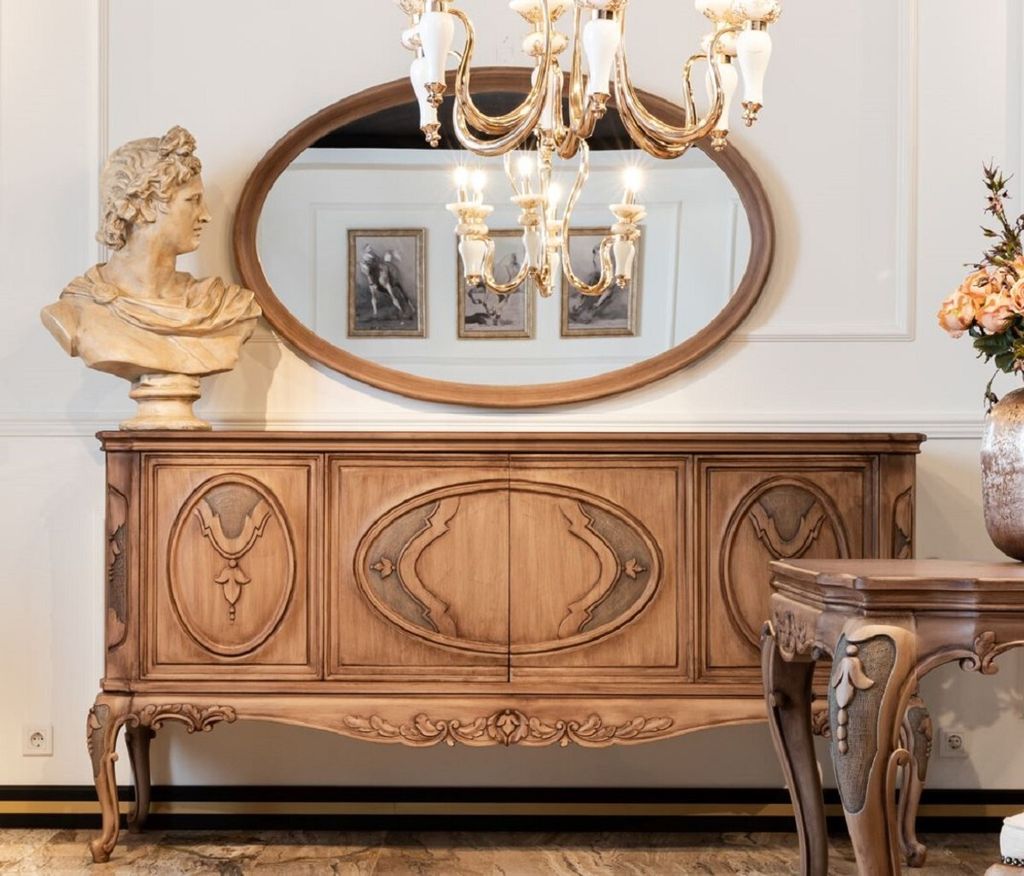 Casa Padrino Luxus Barock Möbel Set Braun - 1 Barock Sideboard mit 4 Türen & 1 Ovaler Barock Wandspiegel - Barock Möbel