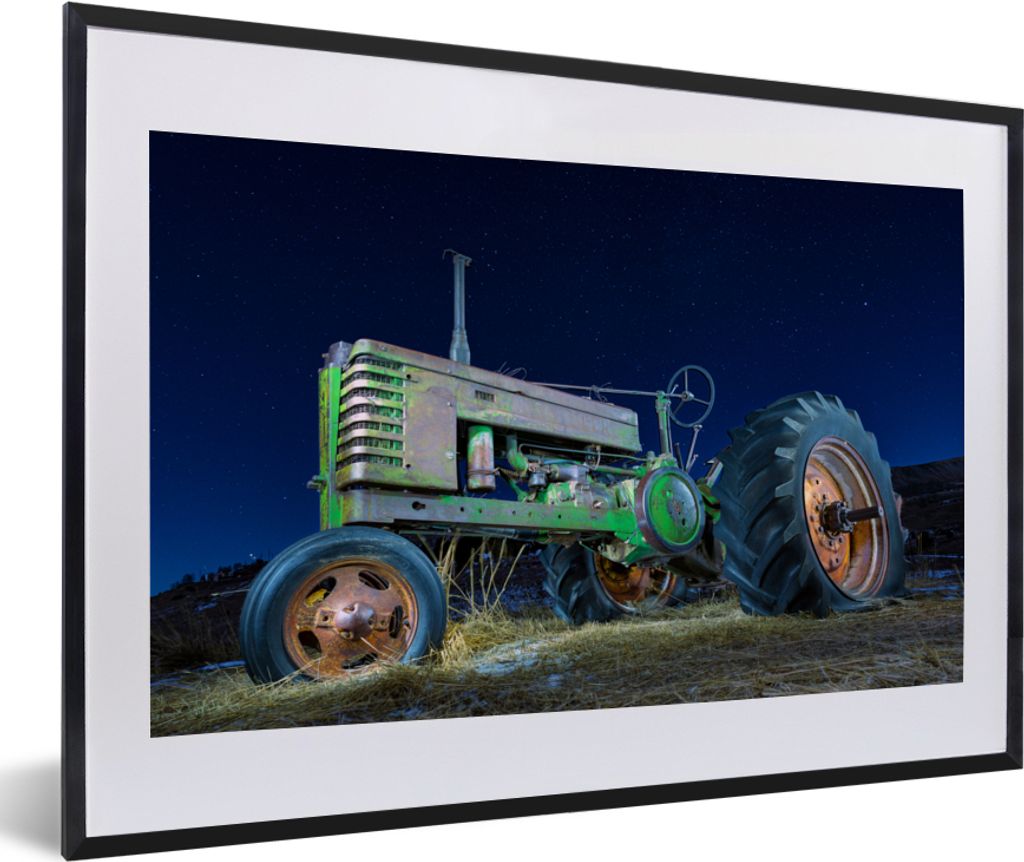 MuchoWow Gerahmtes Poster Traktor - Grün - Sternenhimmel - Bauernhof - Nacht 60x40 cm - Poster mit Schwarzem Bilderrahmen Wandposter Rahmen Foto...