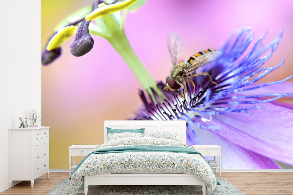MuchoWow Fototapete für Wohnzimmer oder Schlafzimmer Wandtapete Vinyl Motivtapete Nahaufnahme einer Schwebfliege auf einer Passionsblume - 390x2...