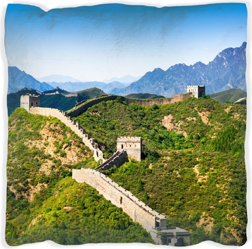 Wallario Premium Kissen, weiche Oberfläche, mit Motiv Die Chinesische Mauer - Wahrzeichen in China im Sommer, Größe: 60 x 60 cm, mit weißer Rü...
