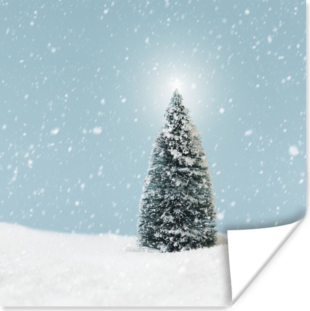 MuchoWow Poster Ein Weihnachtsbaum in einer verschneiten Landschaft und einem blauen Himmel 100x100 cm - Babyzimmer