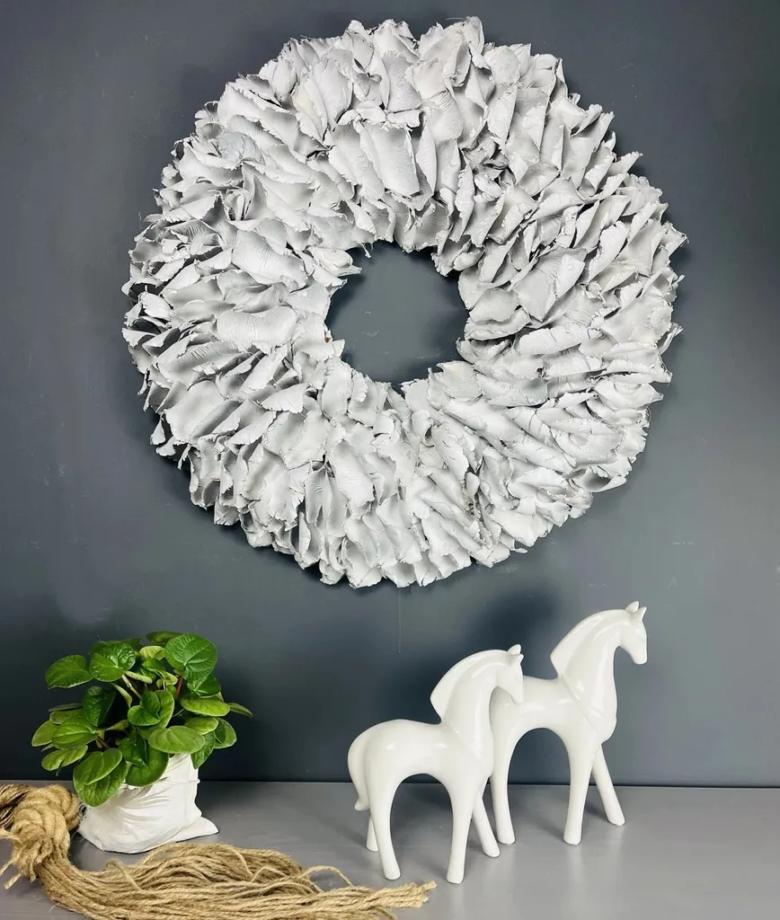 Couronne de fleurs blanche 40 cm pour décorer une porte sombre