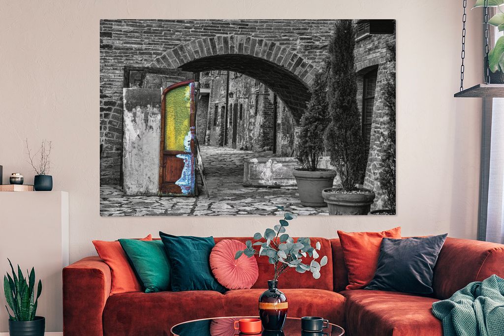 OneMillionCanvasses - Leinwandbilder - 150x100 cm, Schwarz-Weiß-Foto mit einem gelben Fenster in Italien, Wandbilder Kunstdruck Wanddekoration