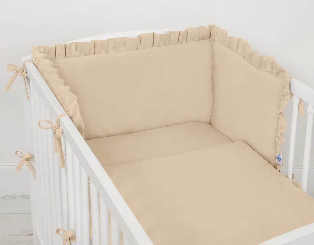 Aménager un lit bébé sécurisé avec ce tour de lit beige à volants - 2