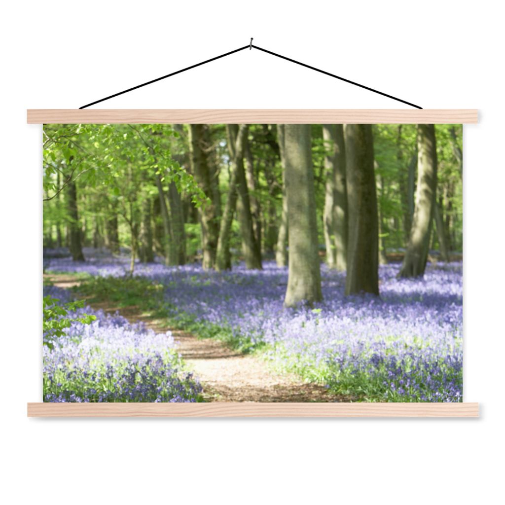 MuchoWow Textilposter Wald - Weg - Blumen - Lila - Grün - Natur 120x80 cm mit holzfarbenen Rahmen - Aufhängeset
