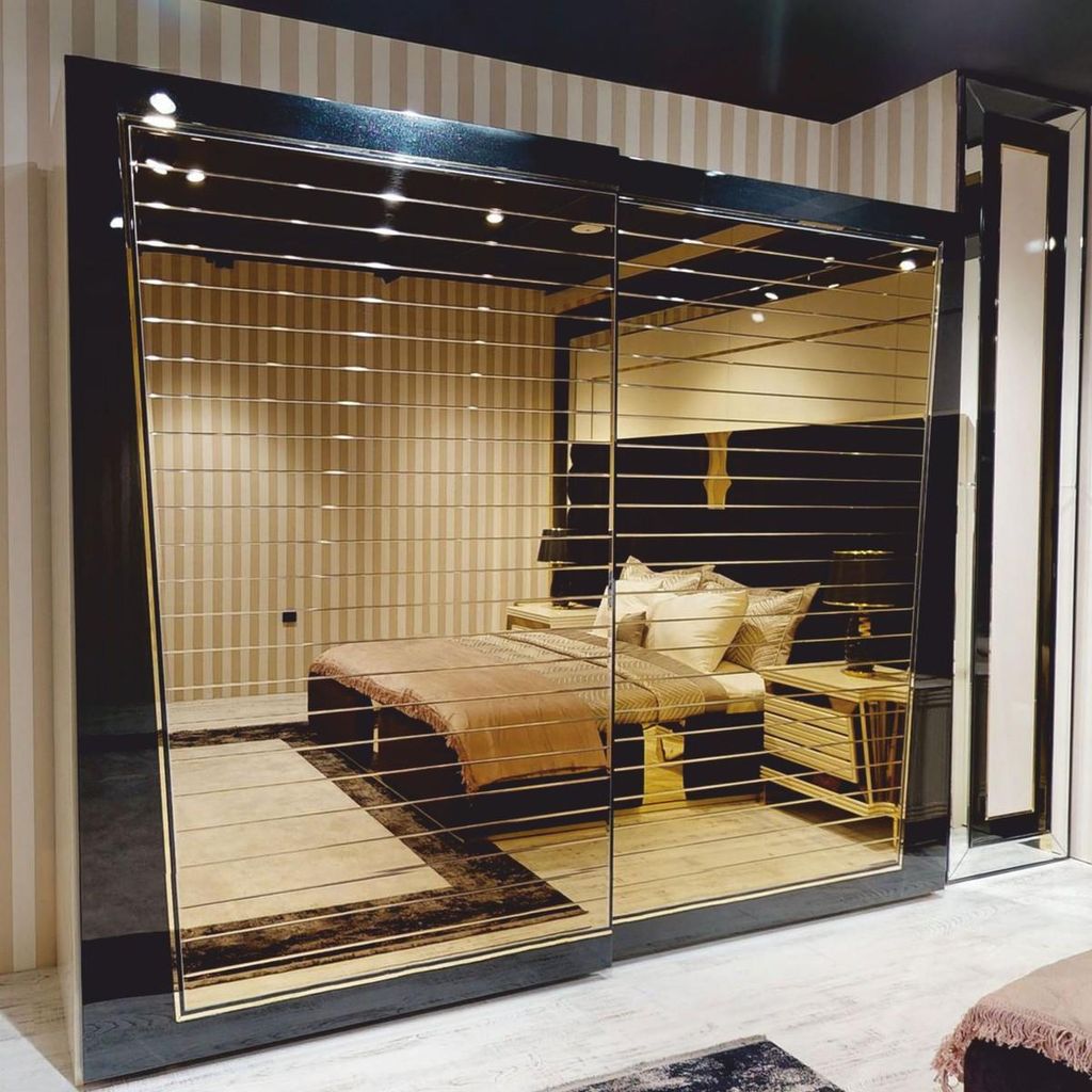 Casa Padrino Luxus Schlafzimmerschrank mit 2 Schiebetüren Schwarz / Gold 280 x H. 230 cm