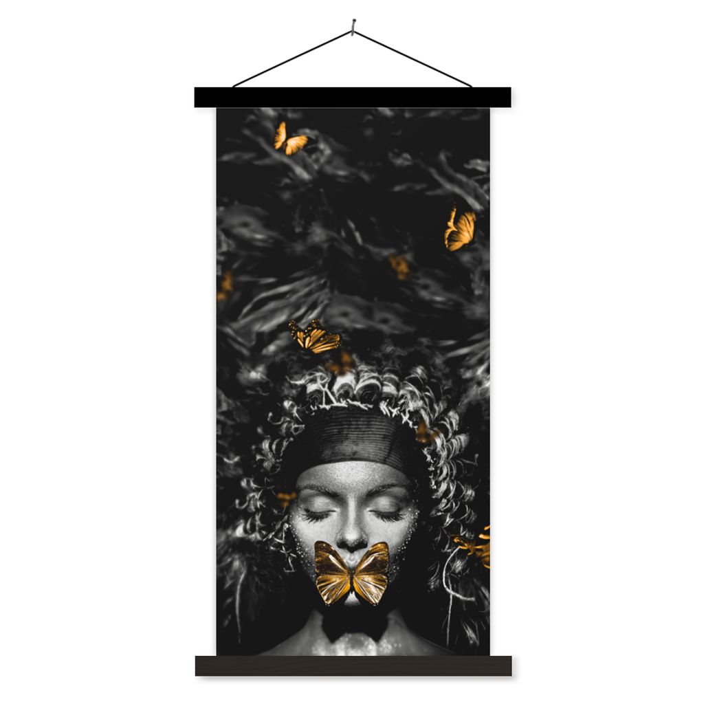 MuchoWow Textilposter Frau - Schmetterlinge - Schwarz - Weiß 40x80 cm mit schwarzem Rahmen - Wandemalerei