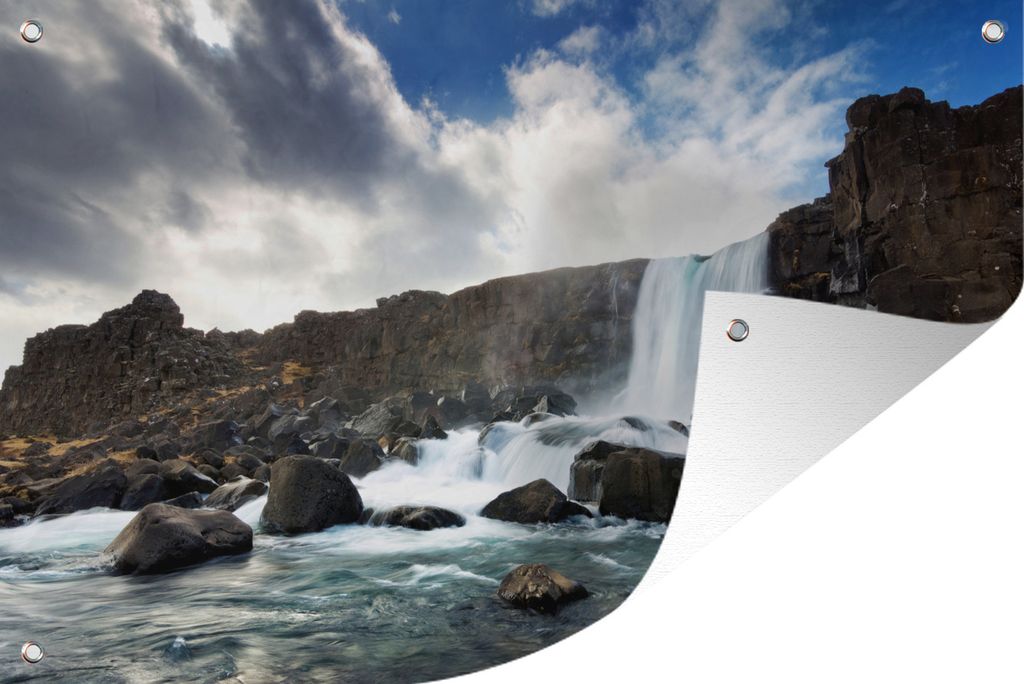 MuchoWow 120x80 cm Outdoor-Poster Gartendeko Sichtschutz Garten Poster für den Garten Ein Wasserfall, der in einen Bach im Þingvellir-National...