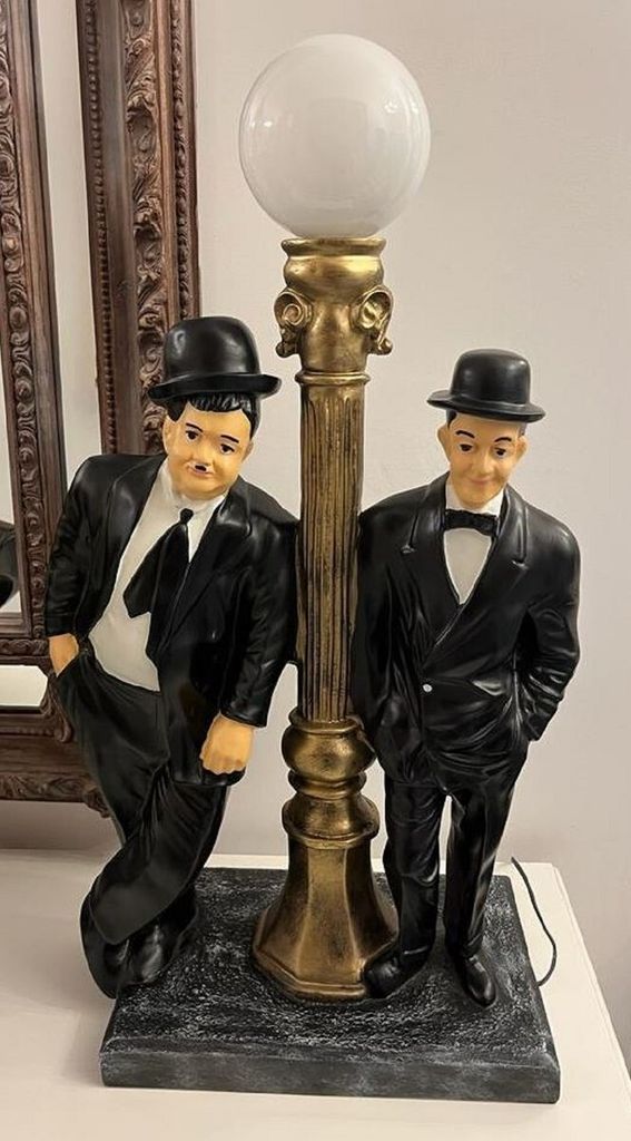 Casa Padrino Luxus Tischleuchte Dick & Doof Schwarz / Antik Gold / Weiß 46 x 28 x H. 80 cm - Kunstharz Schreibtischleuchte mit rundem Glas Lampens...
