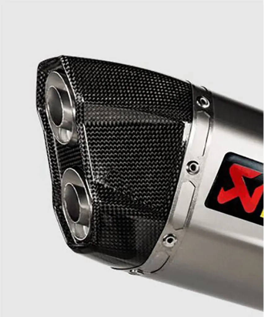 Rénovez votre sortie avec cet embout Akrapovic en carbone haute qualité