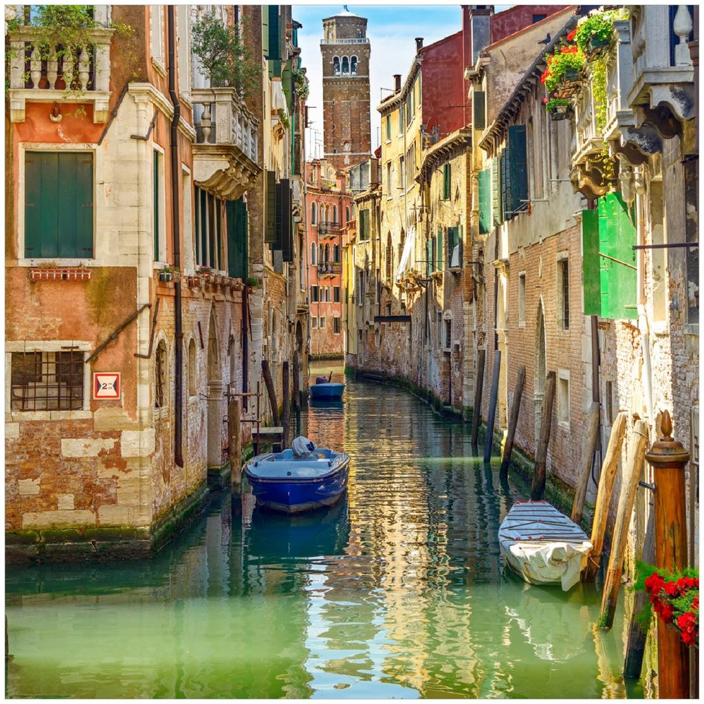 Wallario Premium Glasbild, freischwebende Optik, kräftige Farben, Größe 30 x 30 cm Motiv Urlaub in Venedig Kanal zwischen bunten Häusern