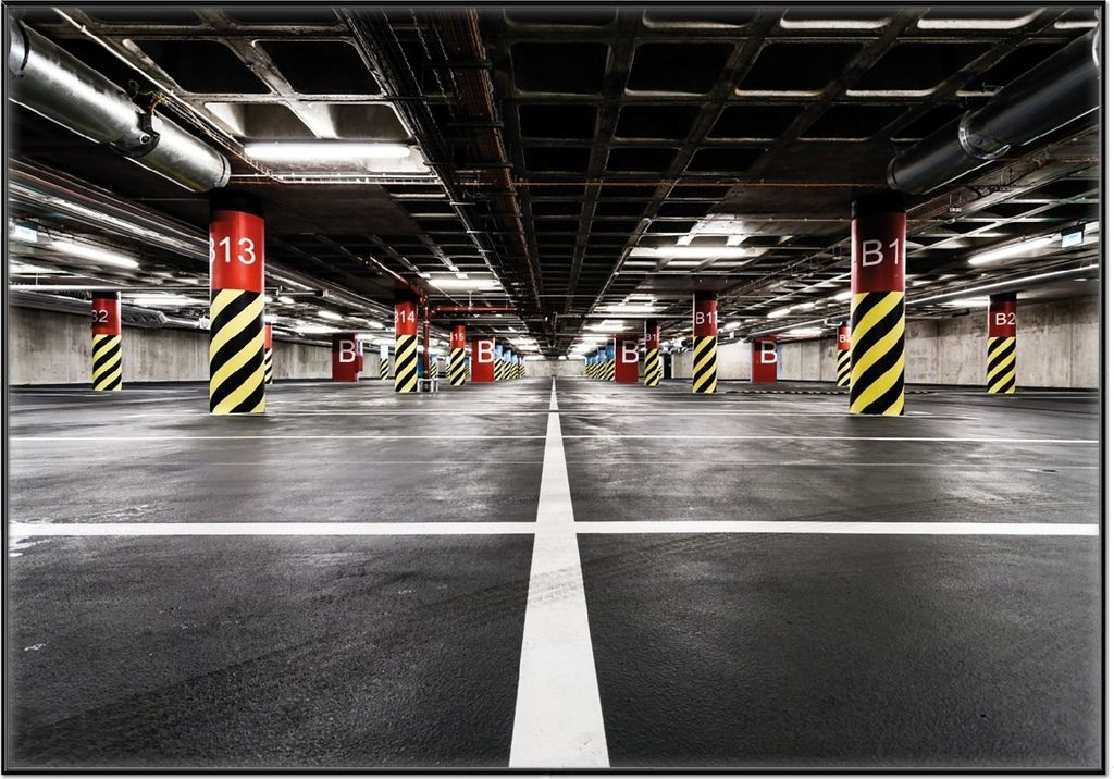 Wallario Wandbild Perspektive von unten leeres Parkhaus im Untergrund, Größe: 70,30 x 100,30 cm, Poster mit schwarzem Aluminiumrahmen