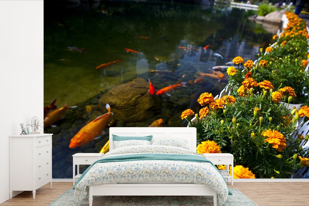 MuchoWow Fototapete für Wohnzimmer oder Schlafzimmer Wandtapete Vinyl Motivtapete Koi-Karpfen in einem Teich mit Blumen - 600x400 cm - Vinyltapeten