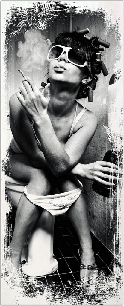 Wallario Kunstdrucke Wandbilder Holz in : Brillante Farben, Größe 50 x 125 cm Motiv Kloparty - Sexy Frau auf Toilette mit Zigarette und Schnaps