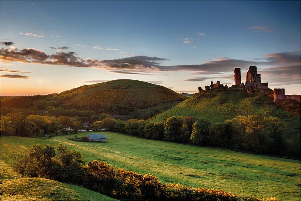 Wallario selbstklebendes Poster - Schlosspanorama in England bei Sonnenaufgang, Größe: 61 x 91,50 cm