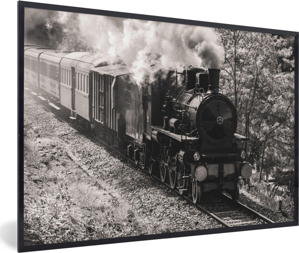 MuchoWow MuchoWow Gerahmtes Poster Schwarz-Weiß-Foto einer Dampflokomotive inmitten der Wiesen 60x40 cm - Poster mit zchwarzem Bilderrahmen - ...
