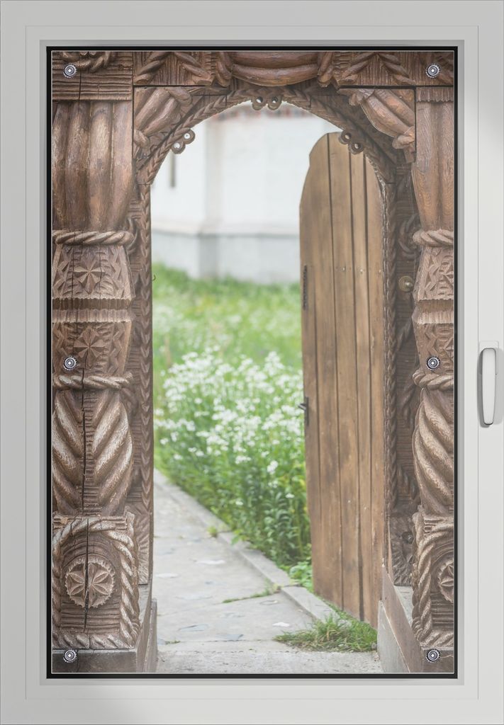 Wallario Lichtschutzbild, Dekorativer Sichtschutz Sonnenschutz 60 x 93 cm mit Motiv: Offene alte Pforte mit Schnitzereien aus Holz - Verdunklung oh...