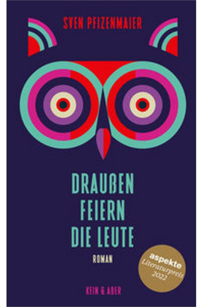 Draußen feiern die Leute