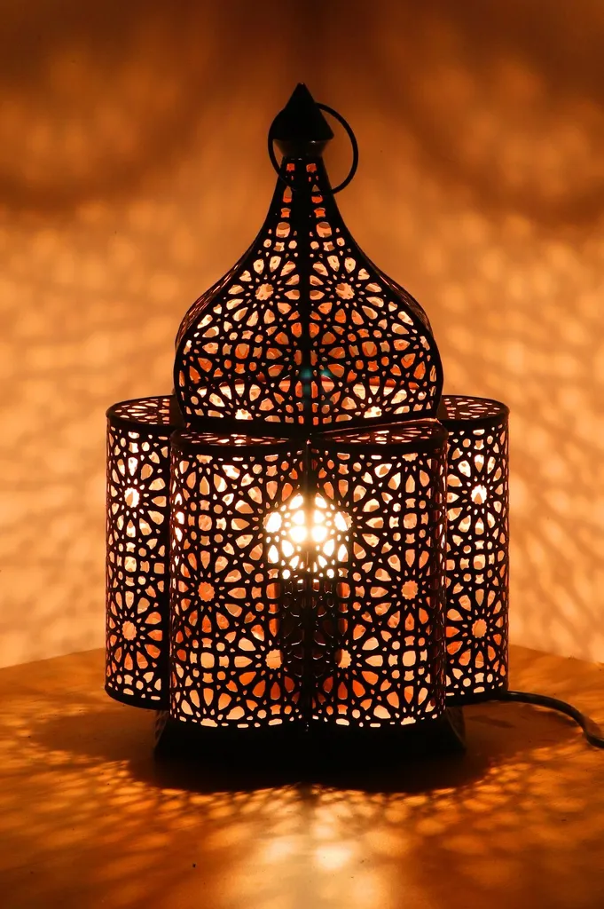 Lampe de table métal noir ajouré Feryal - Effets de lumière magiques