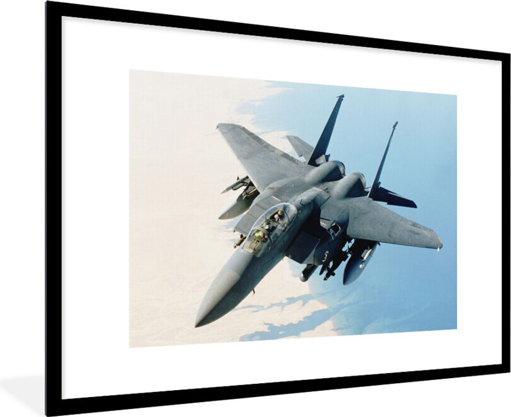 MuchoWow Gerahmtes Poster Ein Kampfjet fliegt über den Irak 90x60 cm - Poster mit Schwarzem Bilderrahmen Wandposter Rahmen Foto Bilder - Wanddek...