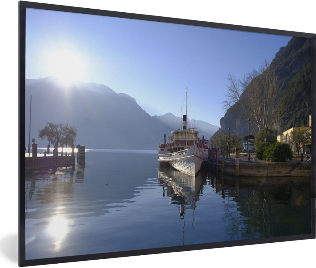 MuchoWow Gerahmtes Poster Gardasee - Boot - Sonne 60x40 cm - Poster mit Schwarzem Bilderrahmen Wandposter Rahmen Foto Bilder - Printing - Wanddek...
