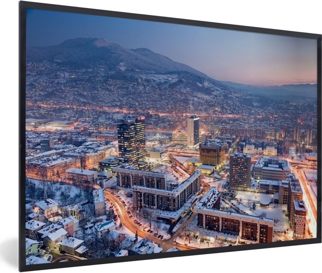 MuchoWow Gerahmtes Poster Straßenszene in Sarajevo und schneebedeckter Berg in Bosnien und Herzegowina 30x20 cm - Poster mit Schwarzem Bilderrah...