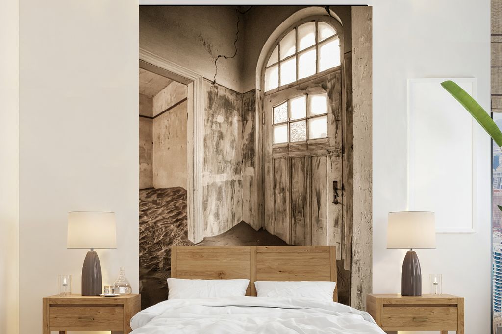 MuchoWow Fototapete für Wohnzimmer oder Schlafzimmer Wandtapete Vinyl Motivtapete Haus - Sand - Tür - Architektur - 145x220 cm - Wanddekoration