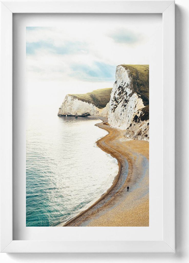 Ein ruhiger Strand am Fuße der Klippen– Wandbild mit Rahmen – Gerahmtes Bild – Wanddekoration – 20x30 cm – Weiß