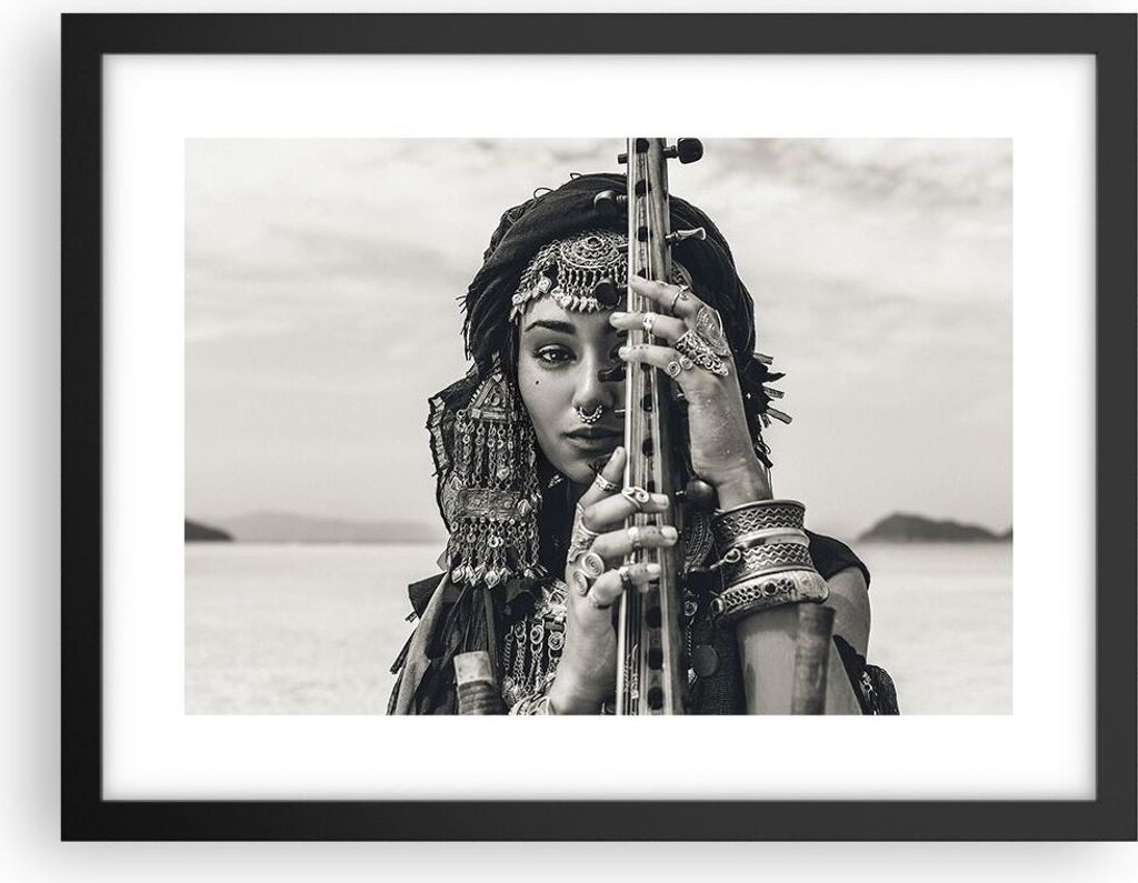 Gerahmtes Poster - Schwarzer Rahmen - Frau ethnisch Schmuck - 40x30 cm - Wand Bild - Wanddeko - Wandbilder - Kunstposter - Wandposter - Bilderrahme...