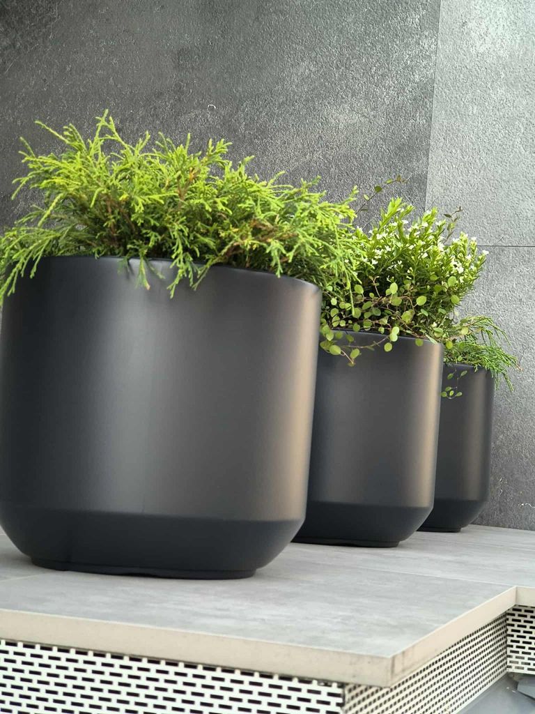 Fioriera elegante con superficie liscia e base conica Immagine del prodotto 