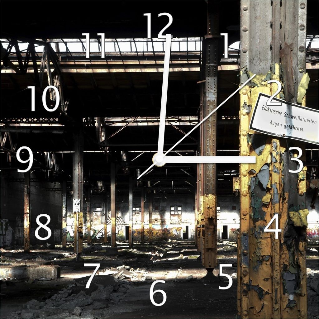 Wallario Design Wanduhr Verlassene alte Fabrik-Halle mit leuchtenden Sonnenstrahlen aus Echtglas, Größe 30 x 30 cm
