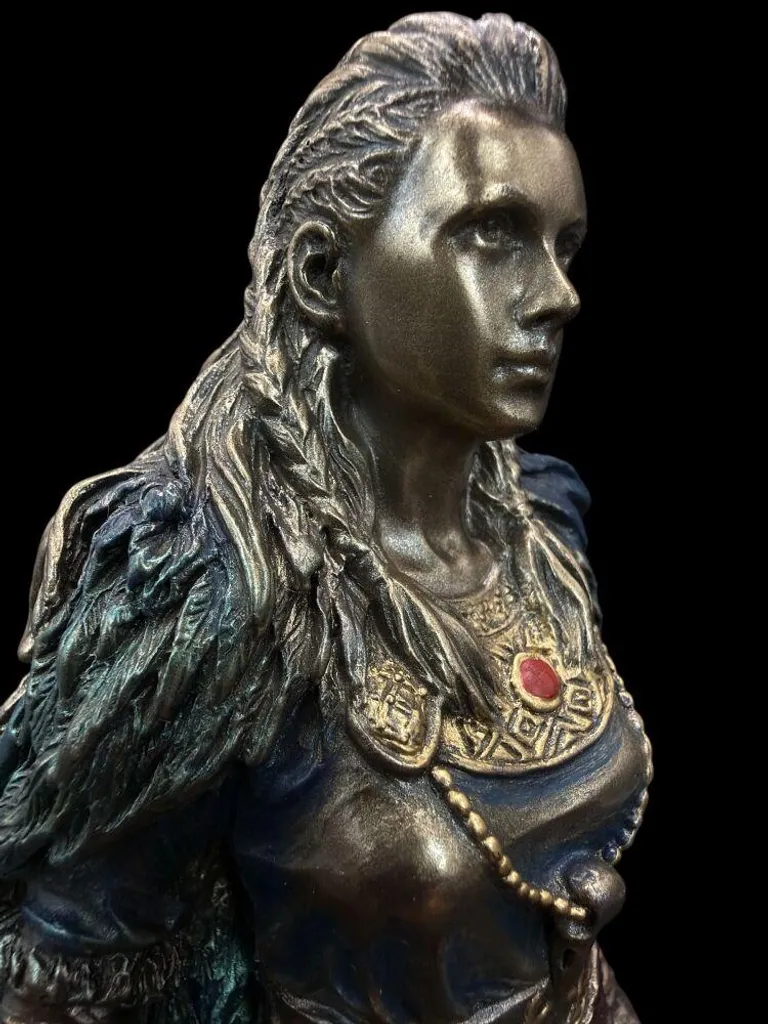 Déco salon originale statue Freya aspect bronze pour espace vide - 5