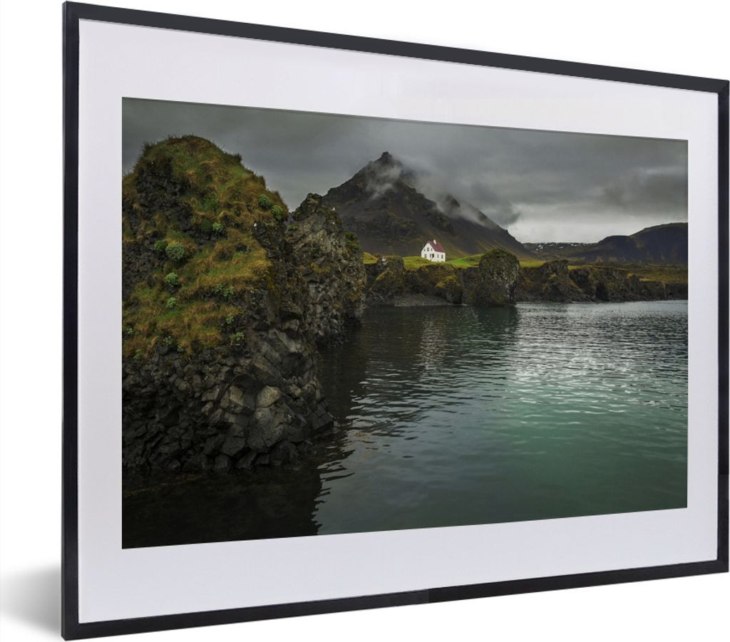 MuchoWow MuchoWow Gerahmtes Poster Ein kleines Haus oberhalb von Arnarstapi bei Island 40x30 cm - Poster mit zchwarzem Bilderrahmen - Bilderrah...