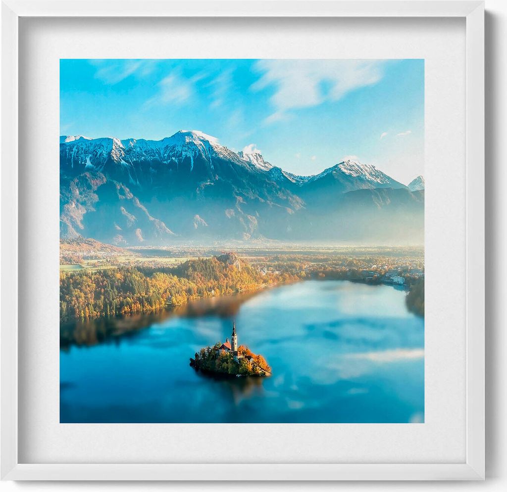 Gebäude an einem See in den Bergen– Wandbild mit Rahmen – Produktbild 