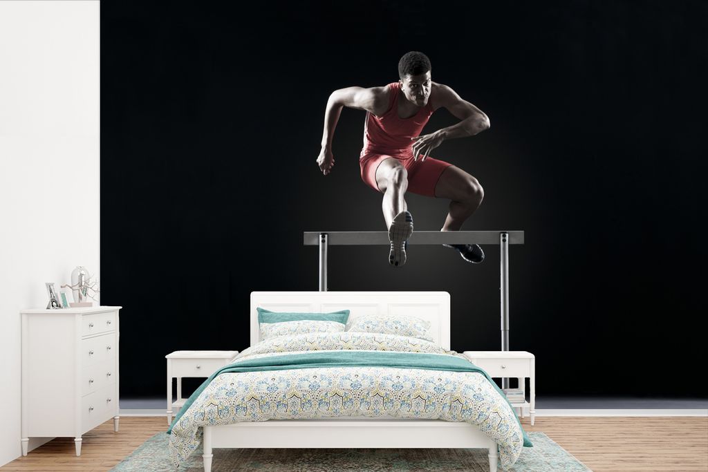 MuchoWow Fototapete für Wohnzimmer oder Schlafzimmer Wandtapete Vinyl Motivtapete Männlicher Athlet springt über eine Hürde - 525x350 cm - Da...