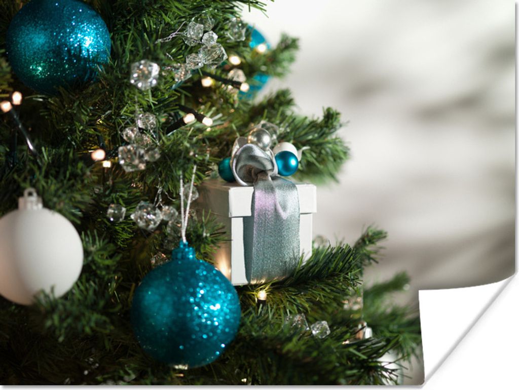 MuchoWow Poster Eine Nahaufnahme eines Weihnachtsbaums mit blauen und weißen Kugeln 40x30 cm - Plakate für die Wände - Poster Wohnzimmer