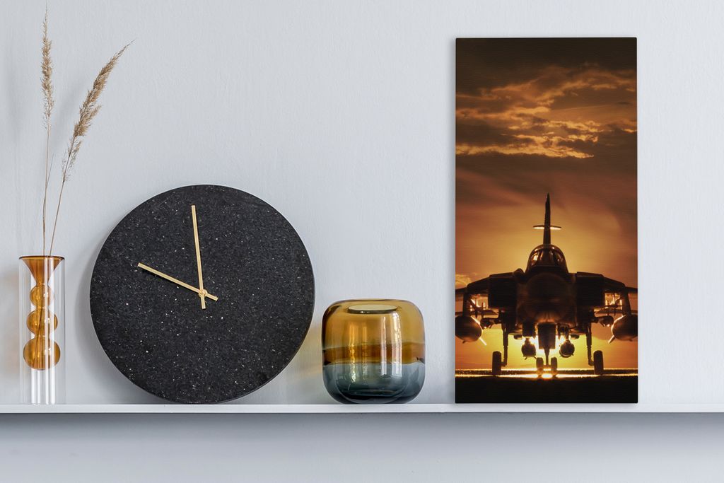 MuchoWow - Leinwandbilder - Die Silhouette eines Kampfjets bei Sonnenuntergang, Wandbild, Wanddeko Bilder Wohnzimmer, 20x40 cm