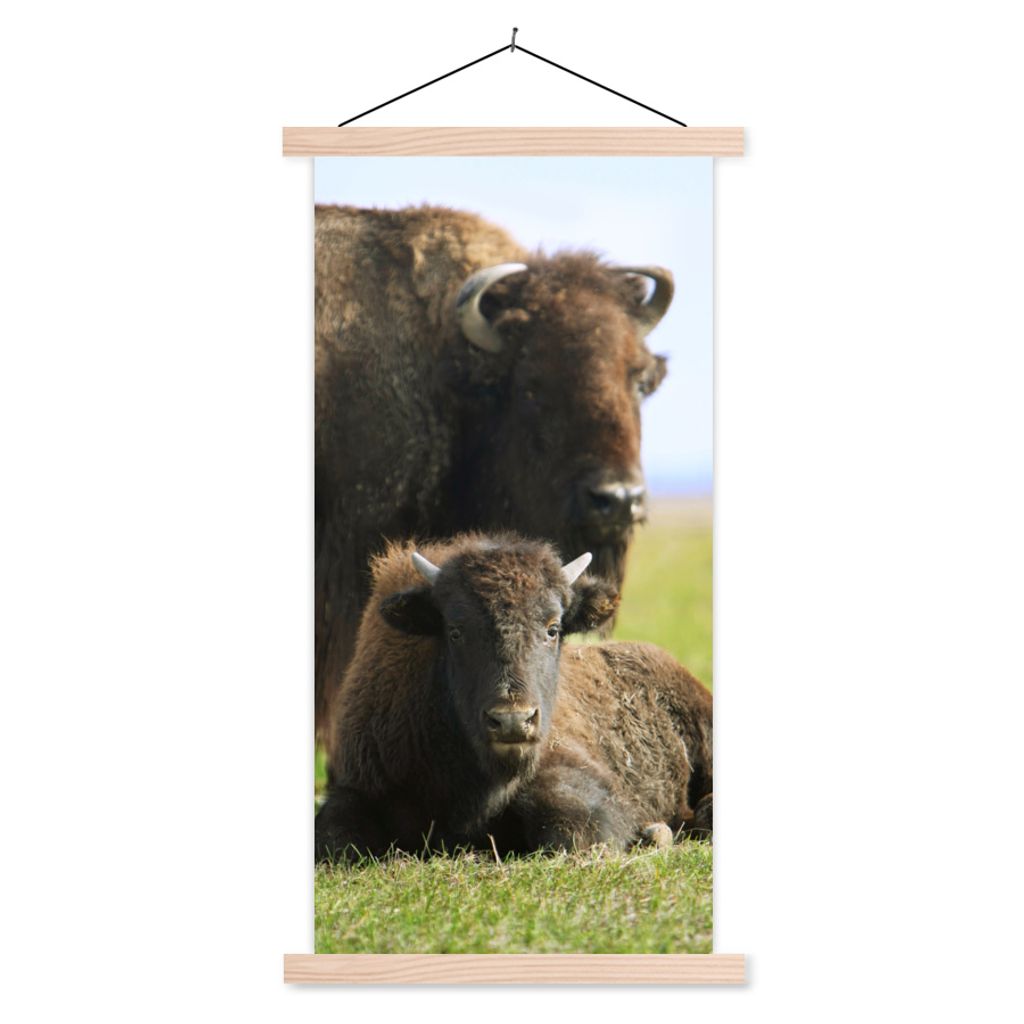MuchoWow Textilposter Büffel - Gras - Kalb 40x80 cm mit holzfarbenen Rahmen - Wohnzimmer