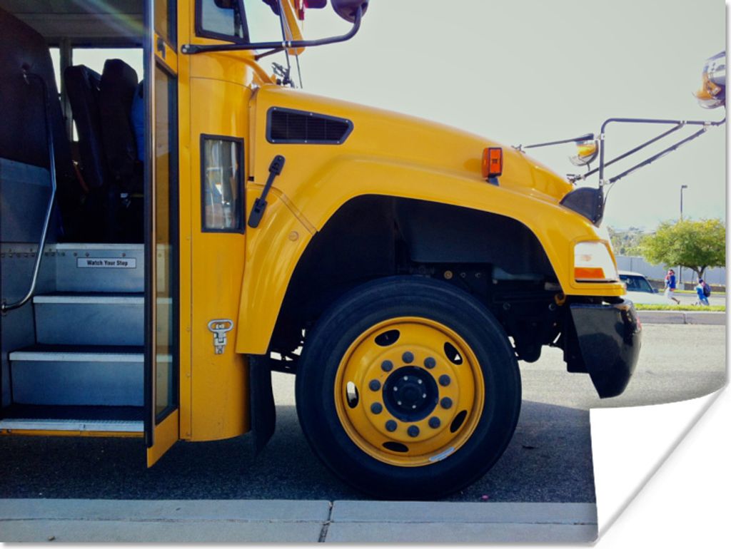 MuchoWow Poster Die Seite eines gelben Schulbusses mit offenen Türen 80x60 cm - Kunst für zu Hause