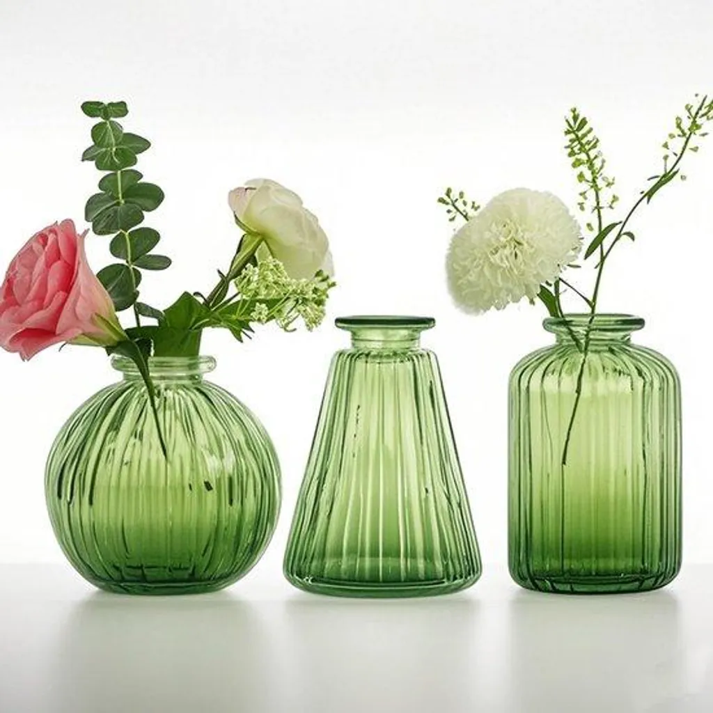 Mini vase vert en verre pour embellir les petits espaces de vie