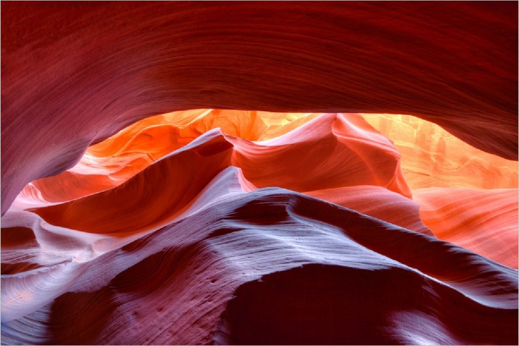 Wallario Poster - Antelop Canyon USA Kalksandsteingebirge in leuchtenden Farben, Kunstdruck Größe: 61 x 91,50 cm