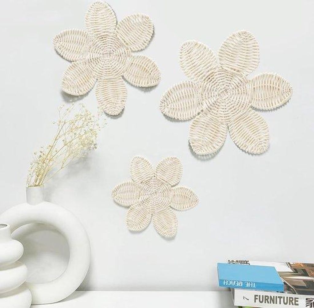 Bohovolle Wanddekoration mit Rattan-Blumenmotiv