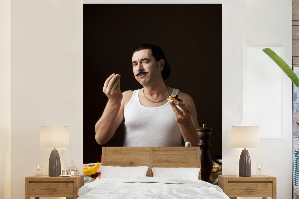 MuchoWow Fototapete für Wohnzimmer oder Schlafzimmer Wandtapete Vinyl Motivtapete Italiener isst Pizza - 195x300 cm - Das Hintergrundbild