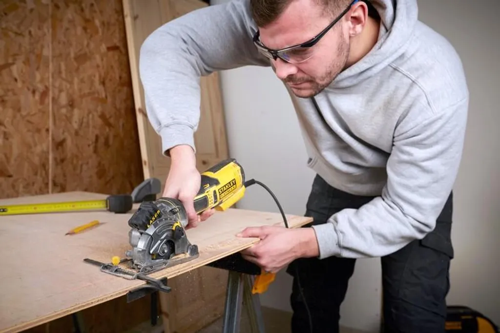 Scie compacte 650W Stanley Fatmax : performance et ergonomie en coffret