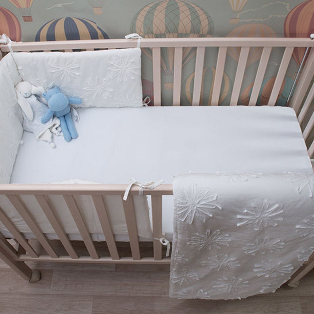 toTs by smarTrike Baby-Bettset Pure, weiß, Blumenmotiv, 100x120 cm Decke, 70x140 cm Spannbettlaken, 32x176 cm Nestchen